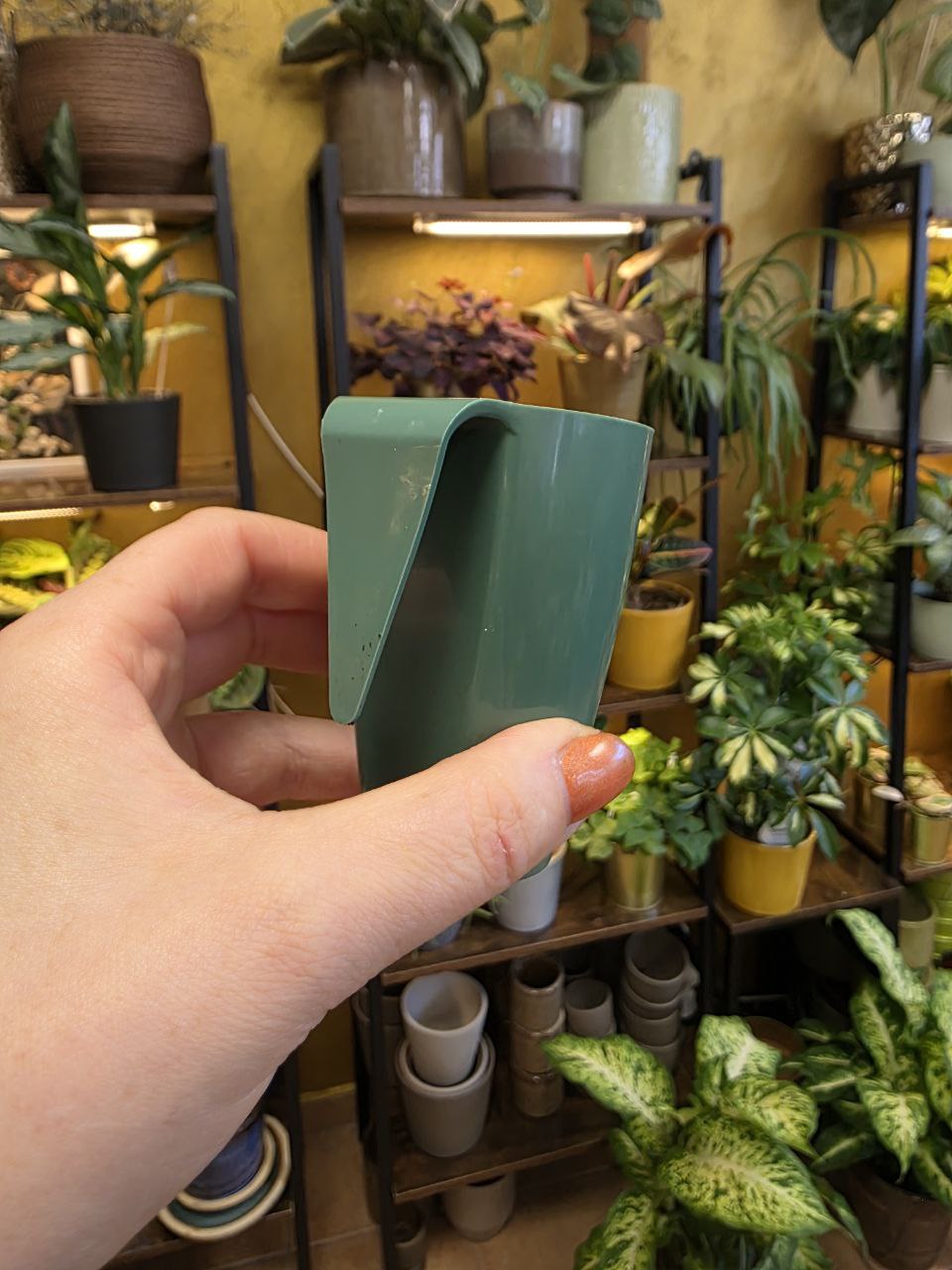 Mini květináč na množení s uchycením na obal
