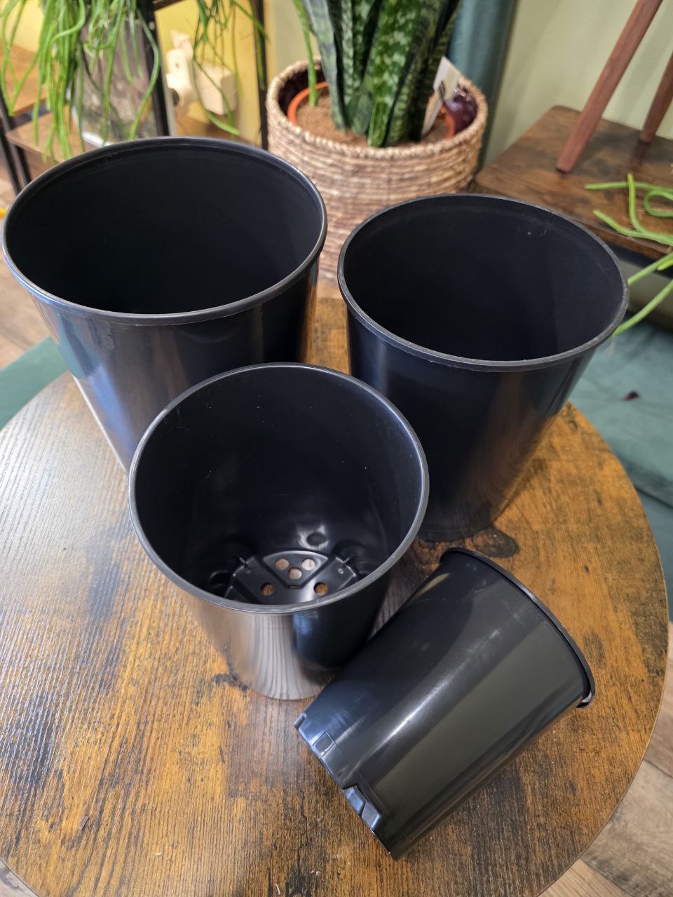 Černý hluboký sázecí květináč 1L