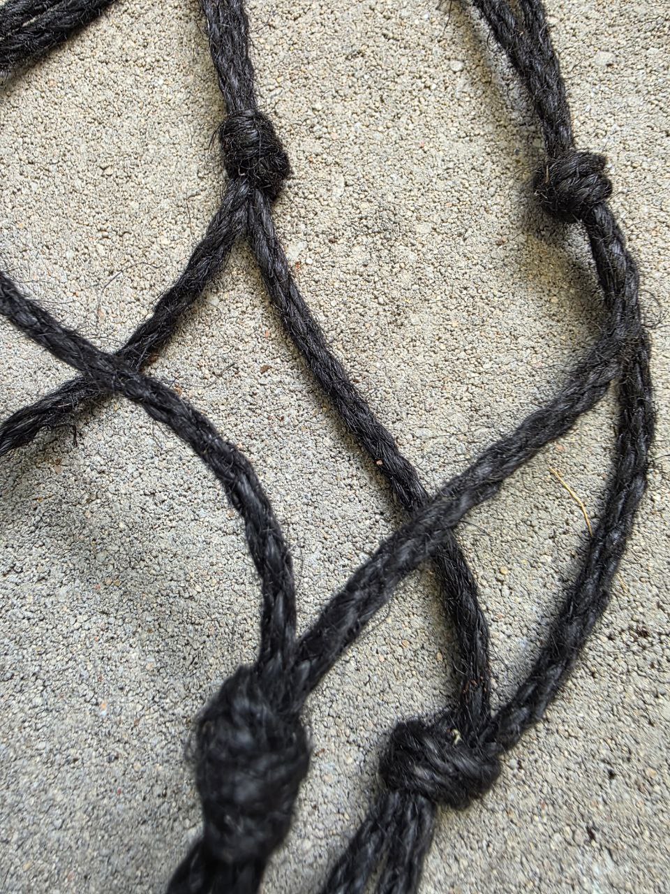 Závěsný macramé závěs z přírodního tmavého vlákna