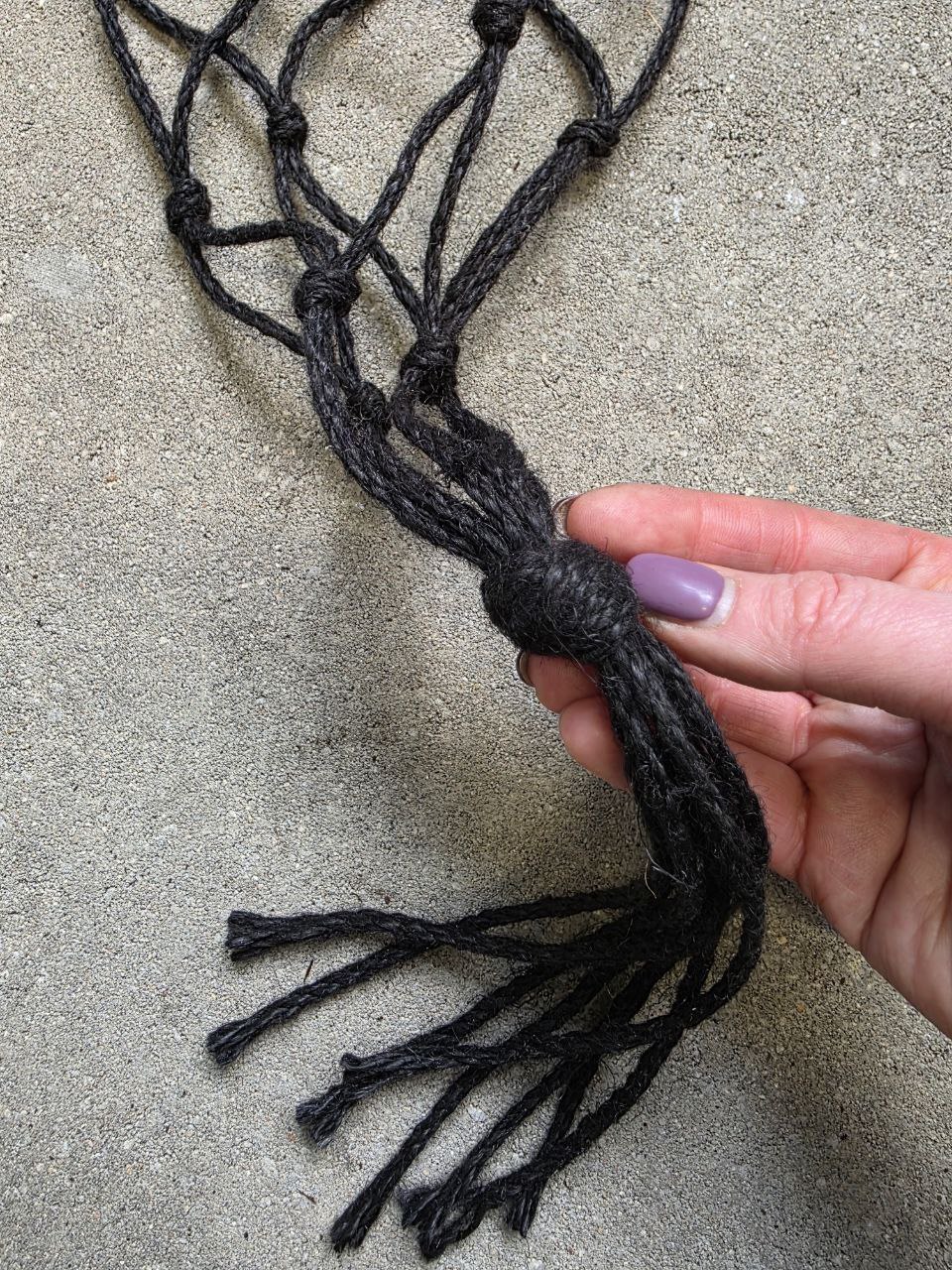 Závěsný macramé závěs z přírodního tmavého vlákna