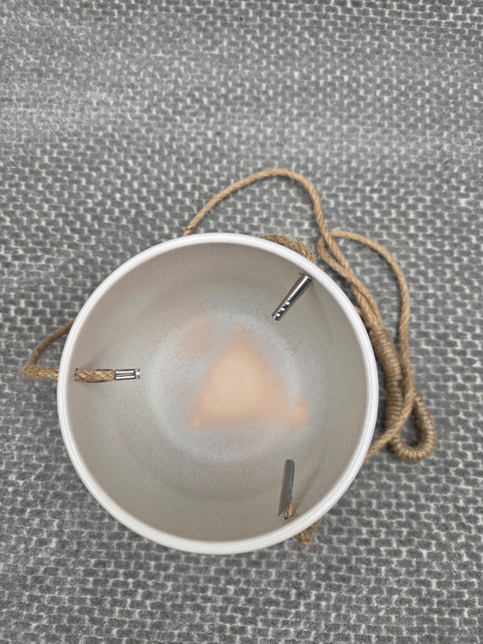 Keramický závěsný obal na pr. 12 cm se zakulaceným dnem