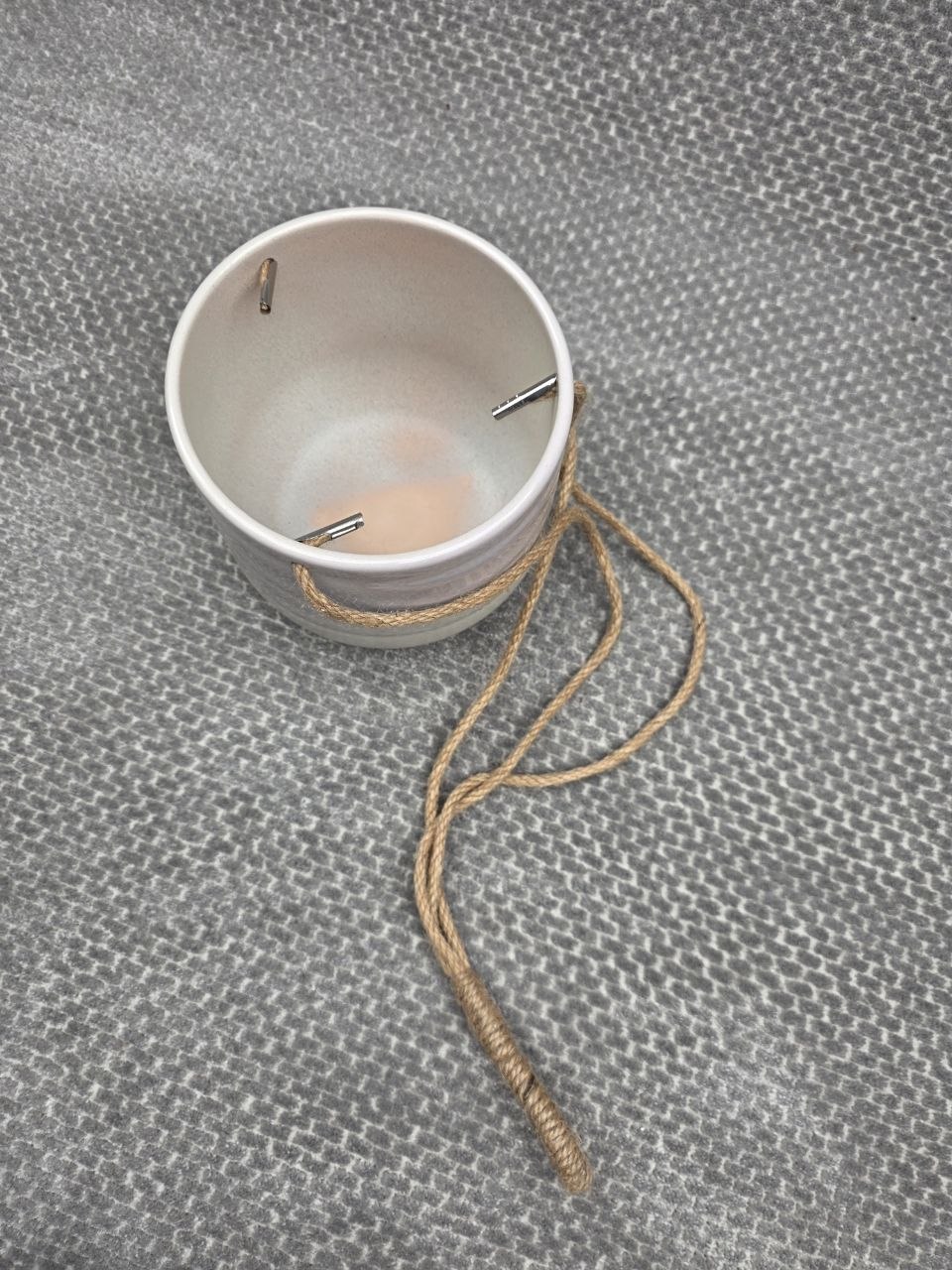 Keramický závěsný obal na pr. 12 cm se zakulaceným dnem