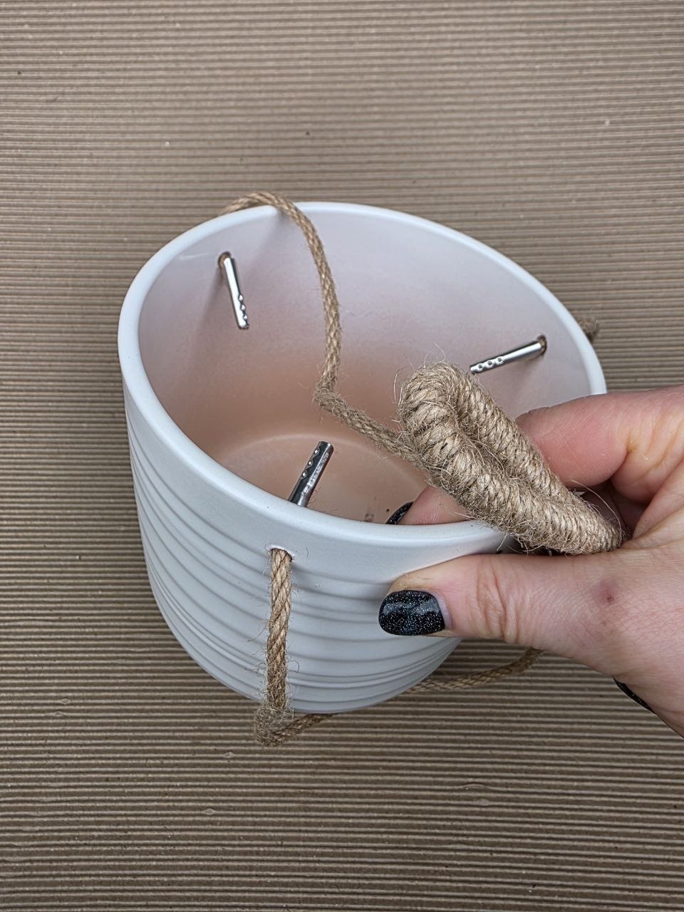 Keramický závěsný obal na pr. 12 cm s rovným  dnem