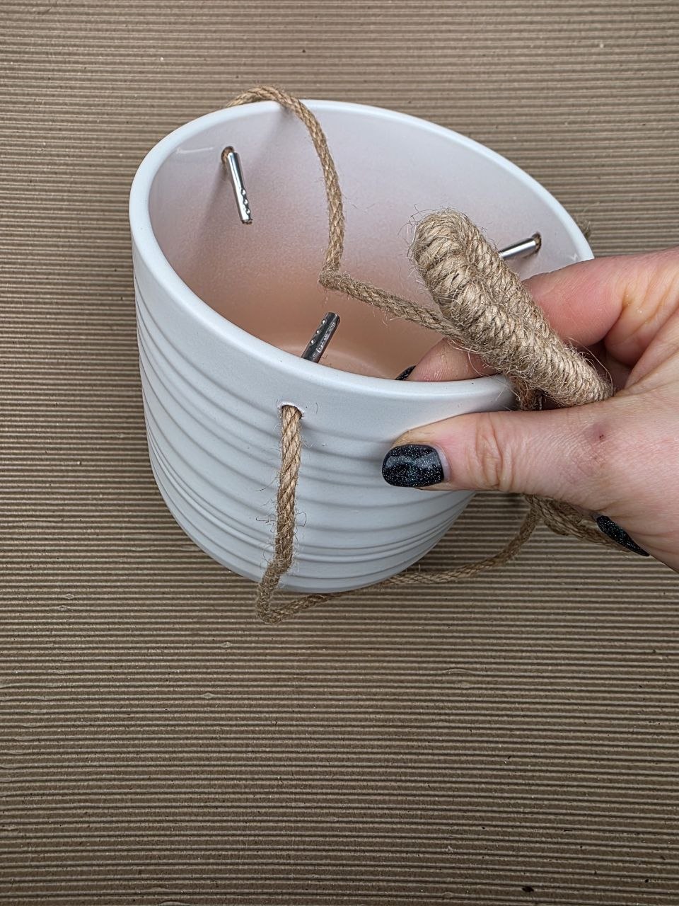Keramický závěsný obal na pr. 12 cm s rovným  dnem