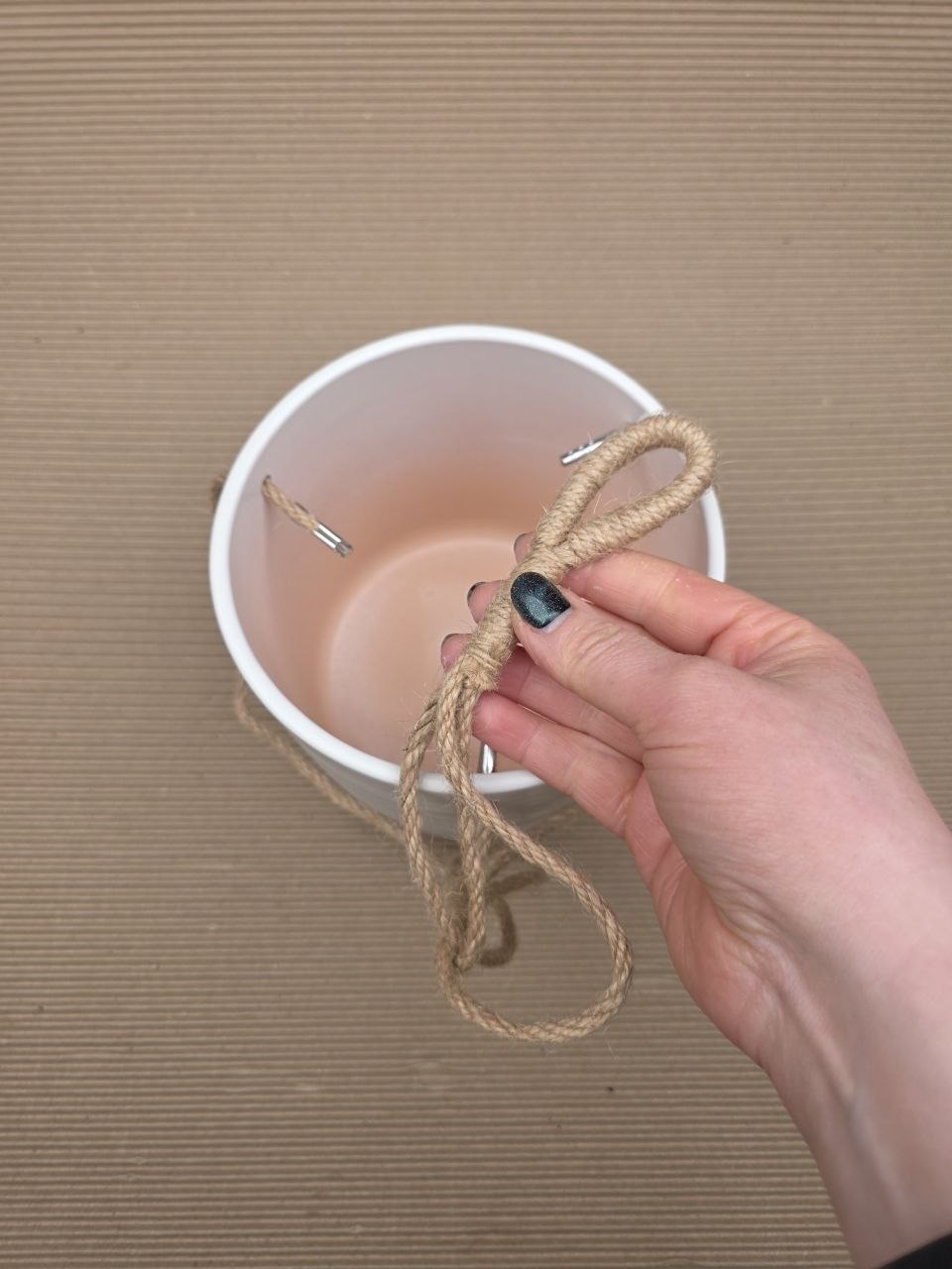 Keramický závěsný obal na pr. 12 cm s rovným  dnem