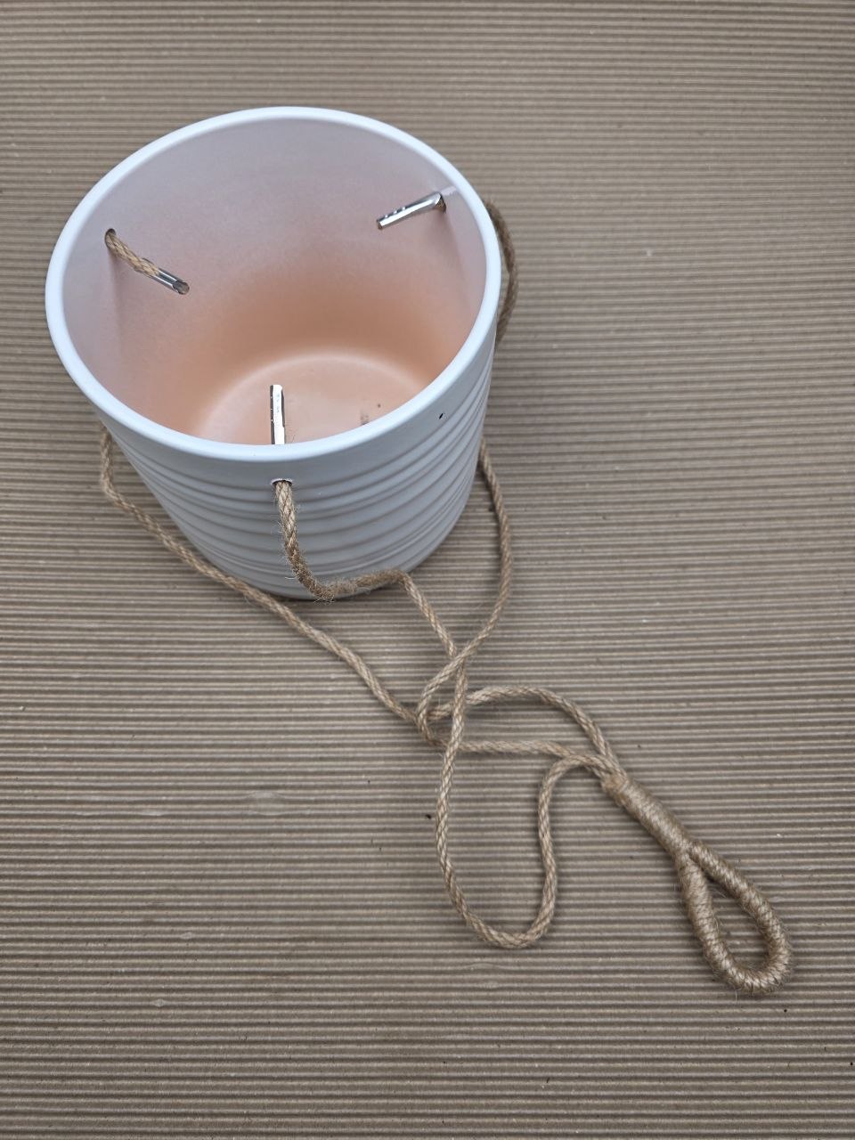 Keramický závěsný obal na pr. 12 cm s rovným  dnem