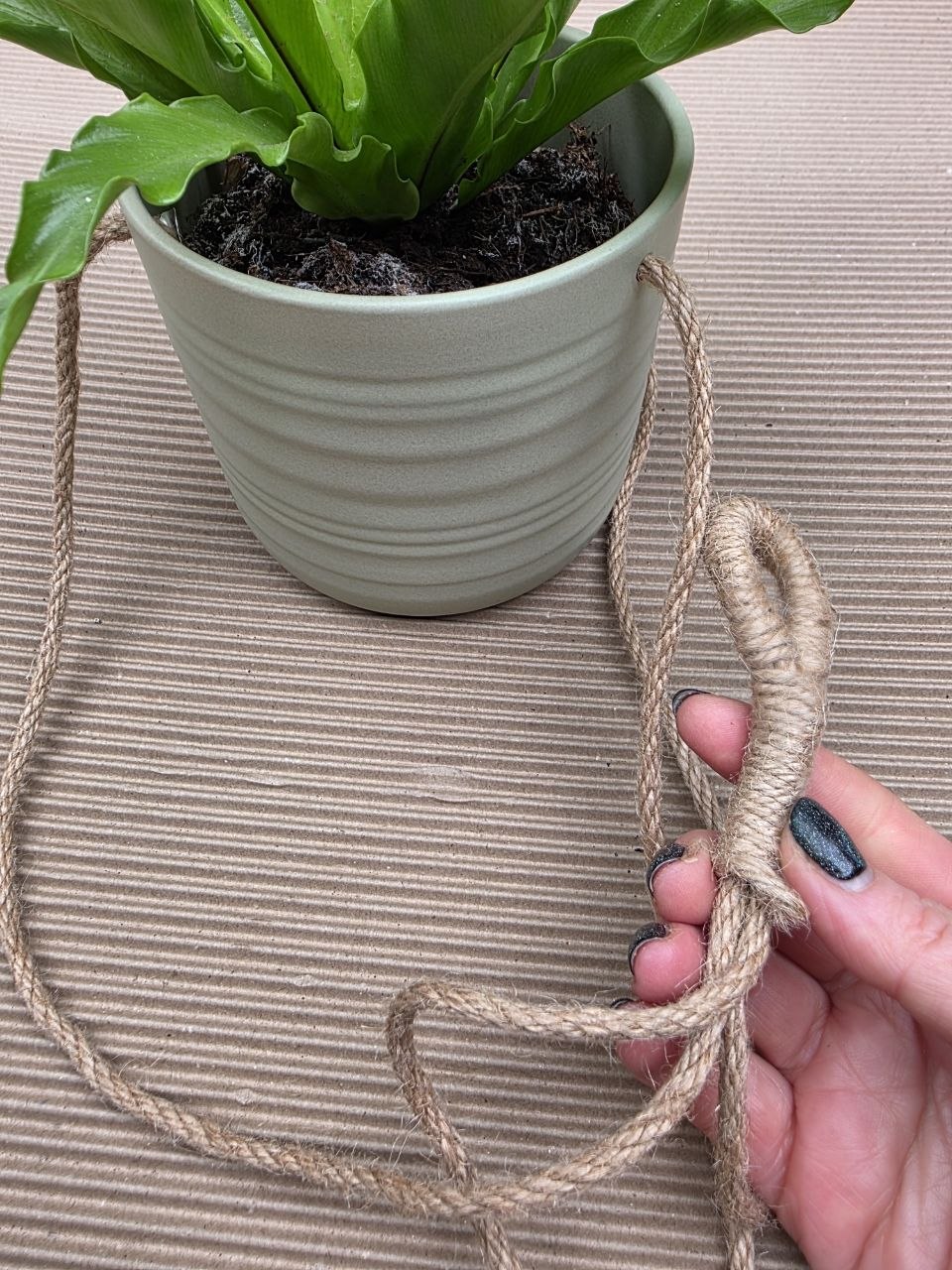 Keramický zelený závěsný obal na pr. 12 cm s rovným  dnem