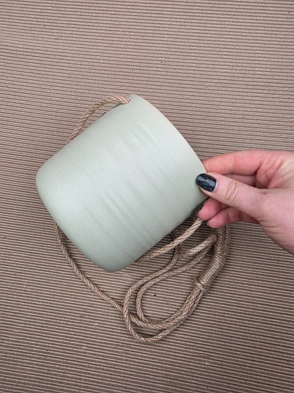 Keramický zelený závěsný obal na pr. 12 cm s rovným  dnem