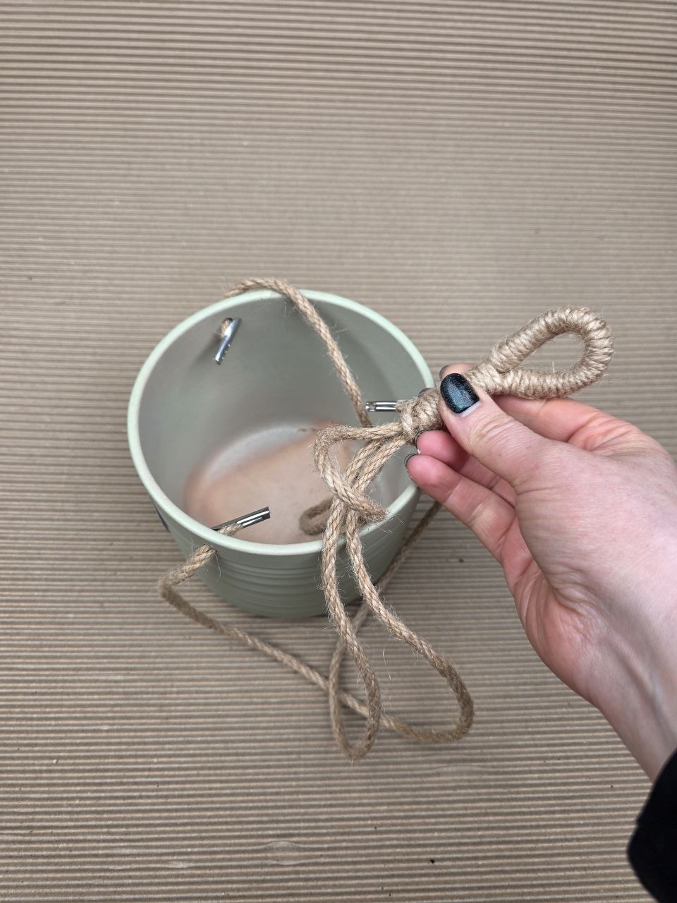 Keramický zelený závěsný obal na pr. 12 cm s rovným  dnem
